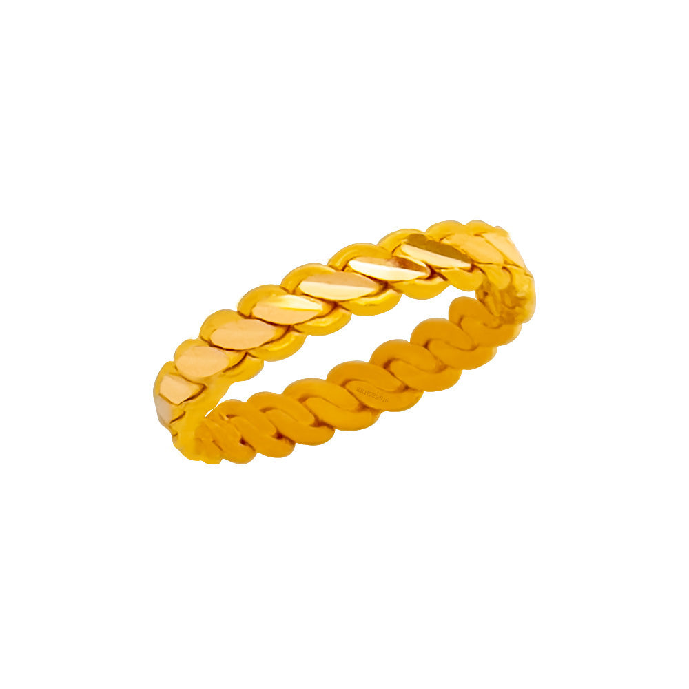Der Damenring "Burma" präsentiert sich vor neutralem Hintergrund mit strahlendem 22 Karat Gold Ring geflochten