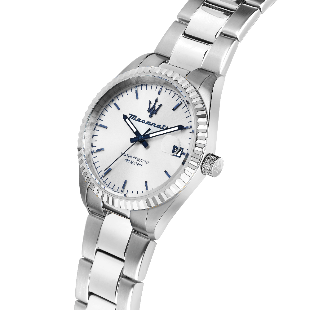 schhräglage von dem Herrenuhr, Maserati,Edelstahl, Silberner Zifferblatt, mit blauen Ziffern, Competizione, Datumanzeige