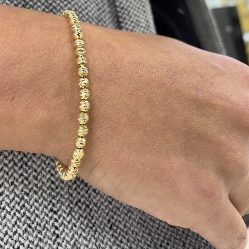 Goldenes Damenarmband mit beweglichen, geschliffenen Goldkugeln. Exquisite Handwerkskunst in 585/ 14 Karat Gold. Image Bild