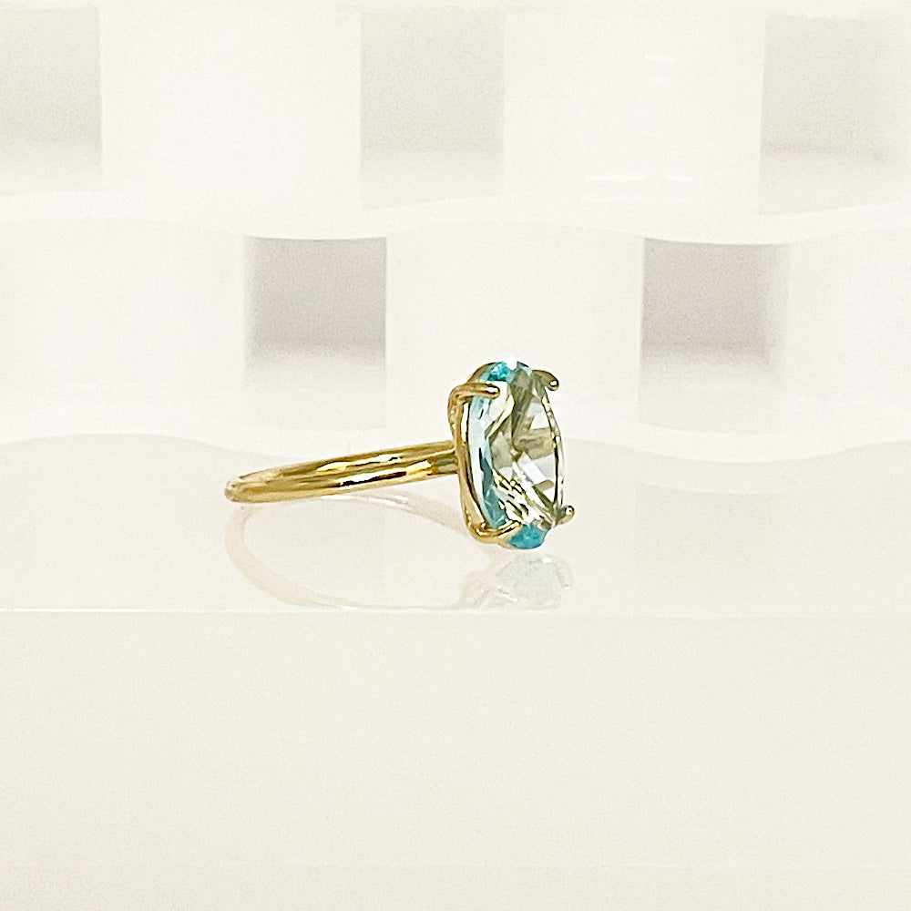 seitliche blau topas ring in 14 Karat Gold weisser hintergrund