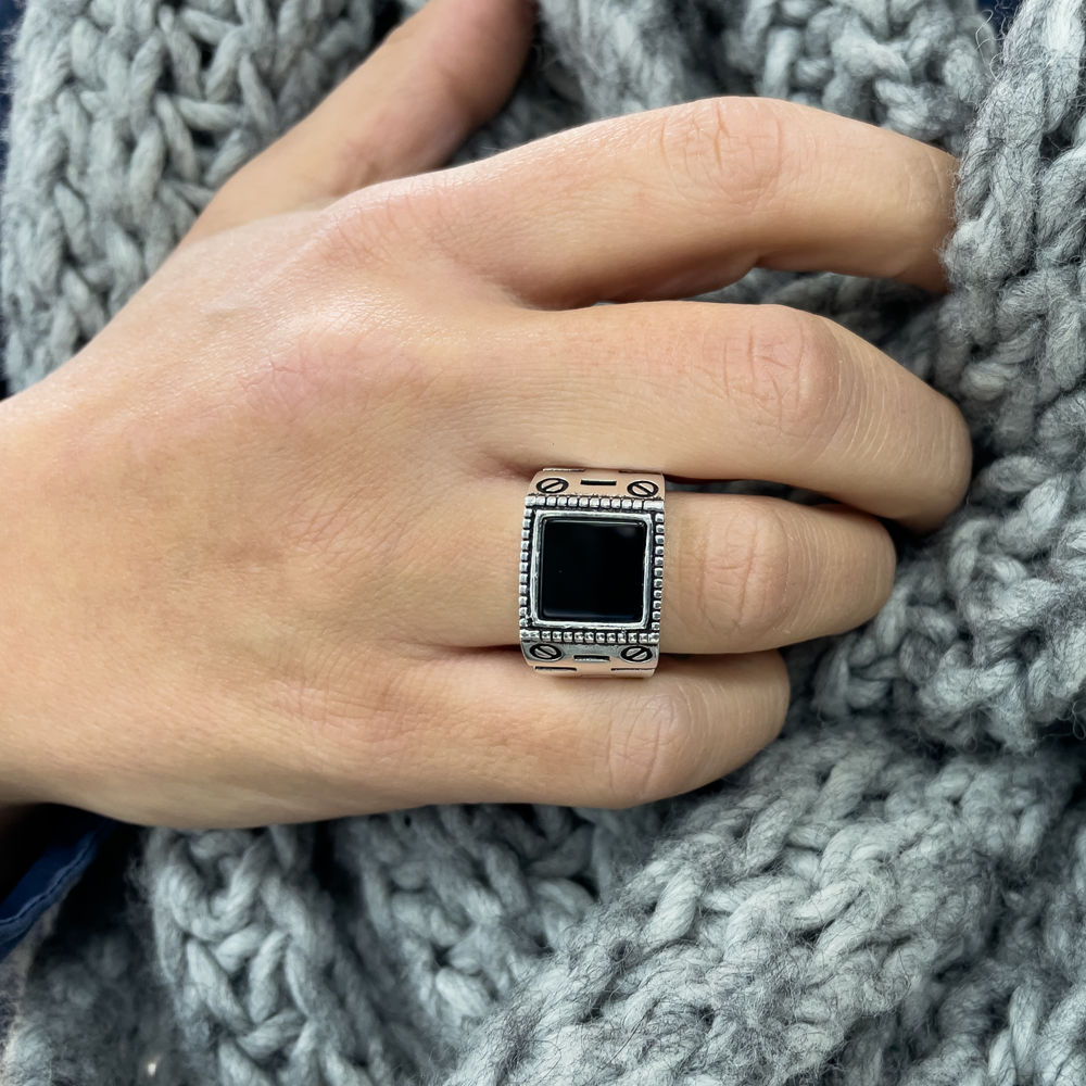 Herrenring aus 925 Sterling Silber mit schwarzem Stein Traumbild am Finger