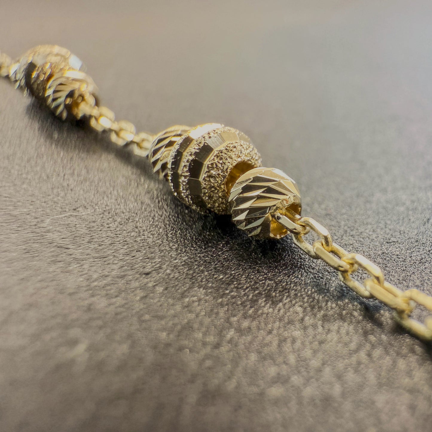 Nahaufnahme mit schhwarzem hintergrund goldarmband diamantiert