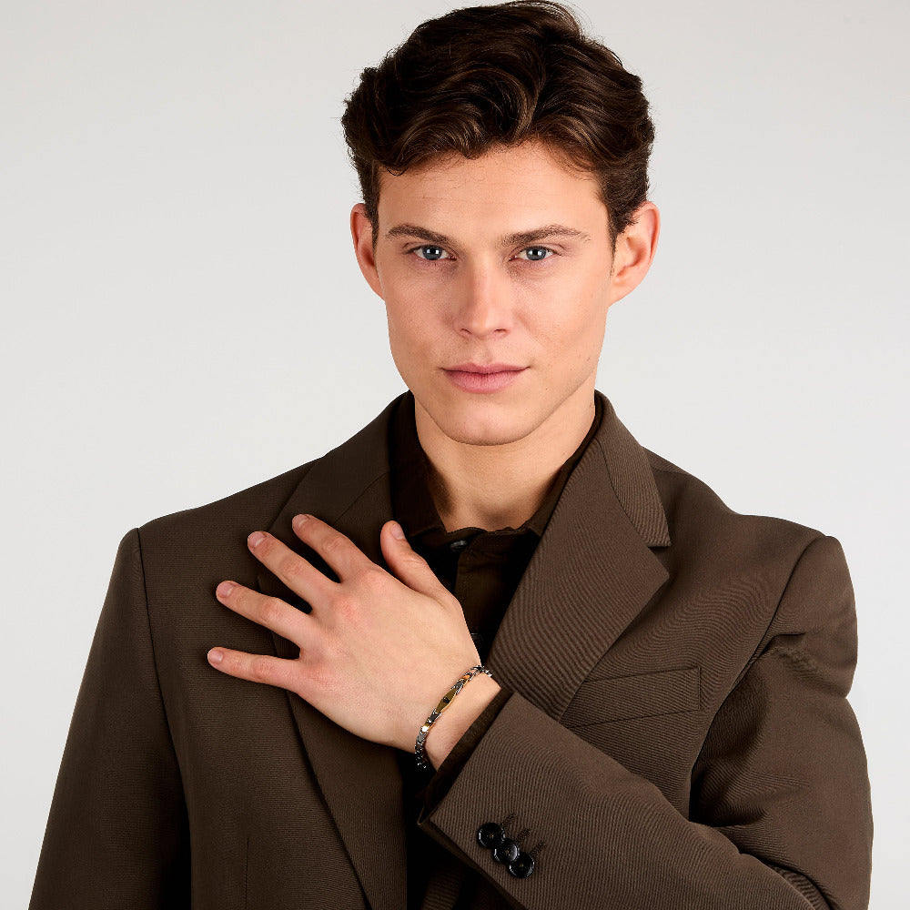 das getrgene Armband JM225AVD84 von maserati an einem model