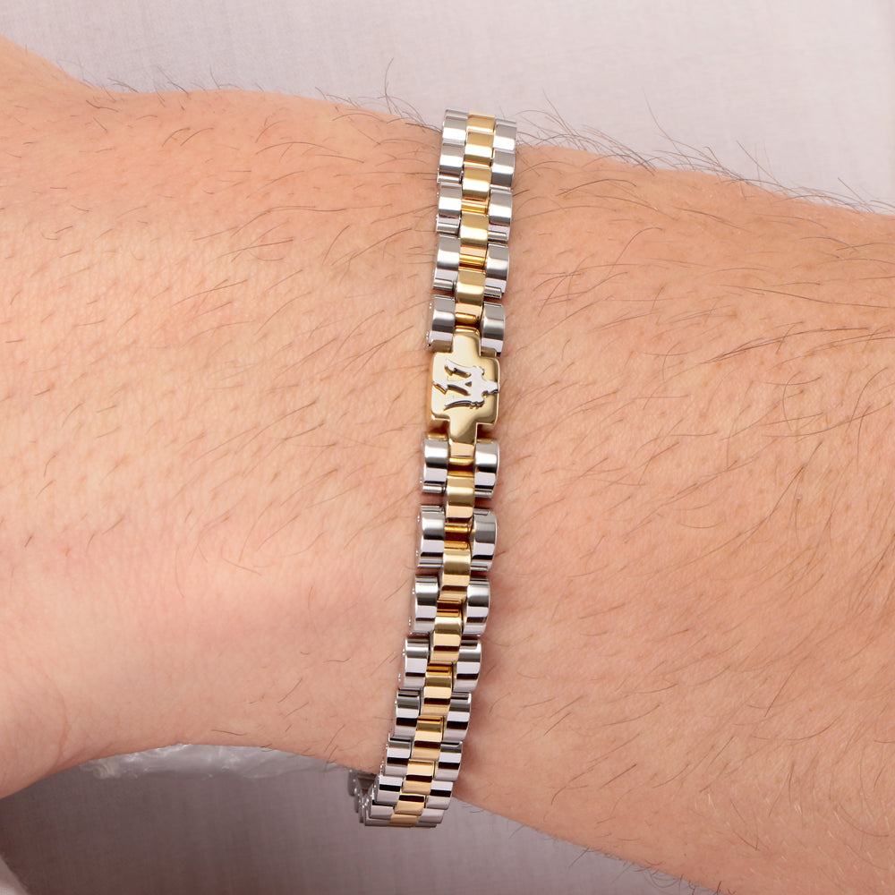 nahaufnahme vom handgelenk des Maserati Armband JM320AST09