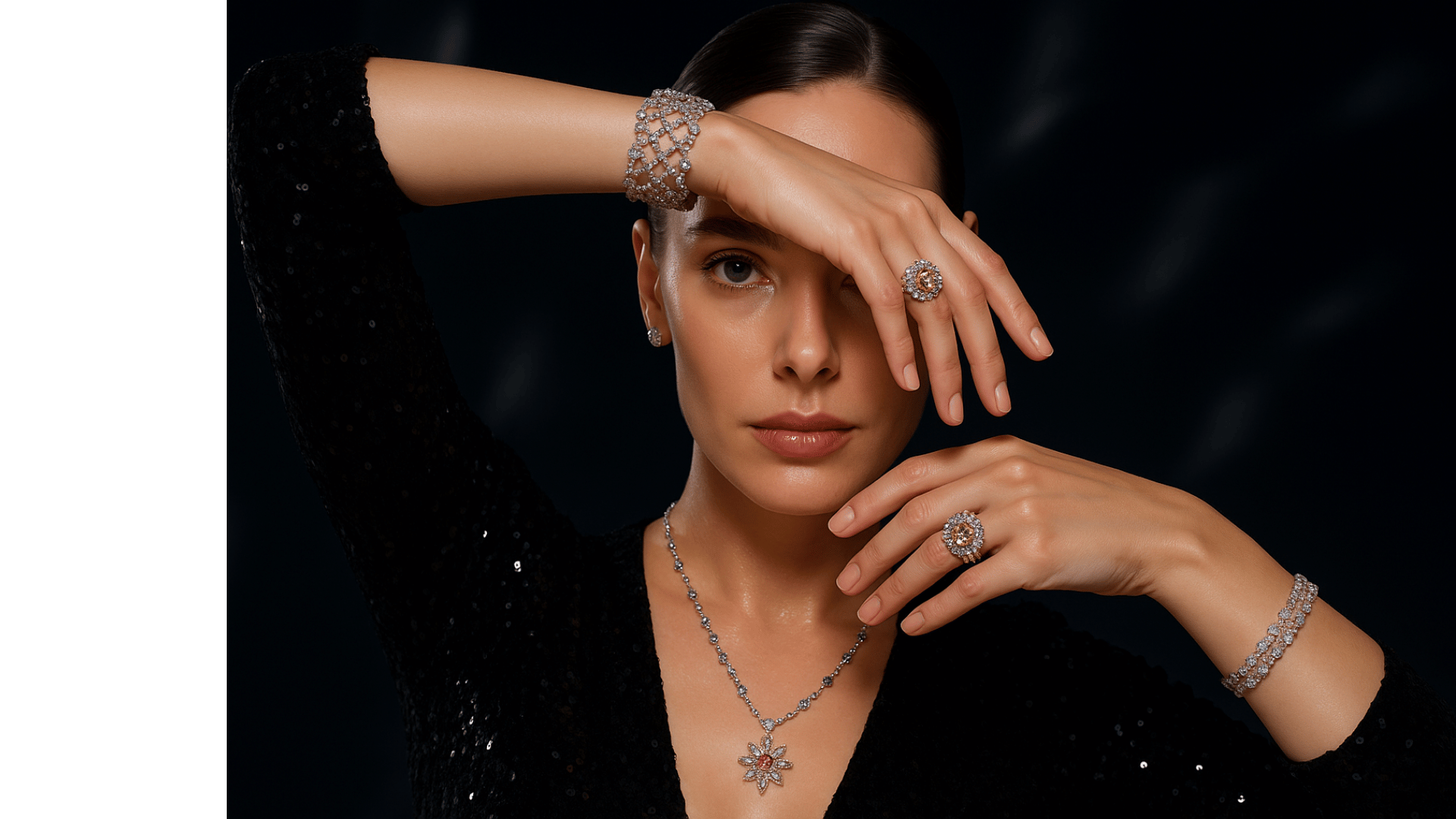 „Elegante Frau schaut direkt in die Kamera, trägt schwarzes Paillettenabendkleid und hochwertigen Schmuck – funkelnde Halskette, Schmuckringe und Armband unter dramatischer Studiobeleuchtung mit glossy Highlights auf der Haut, edles Editorial-Porträt“