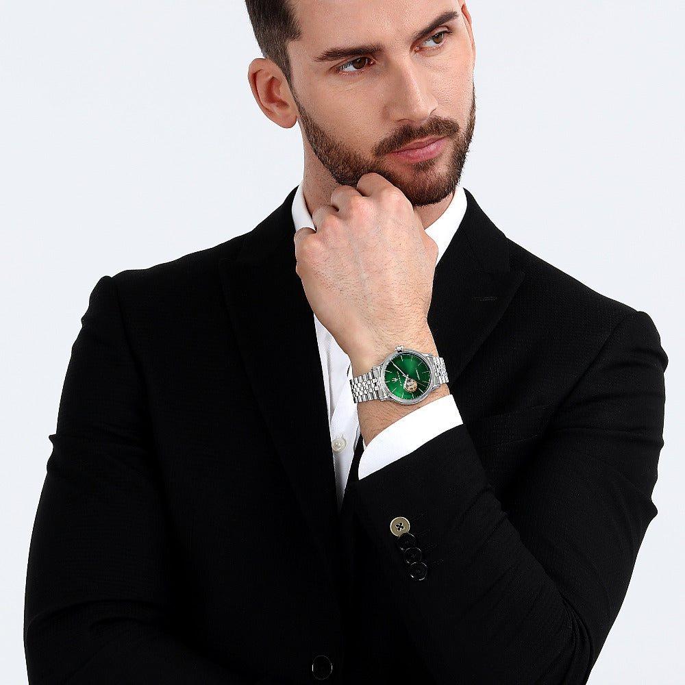 R8823118010 maserati Armbbanduhr am handgelek eines Tragemodels