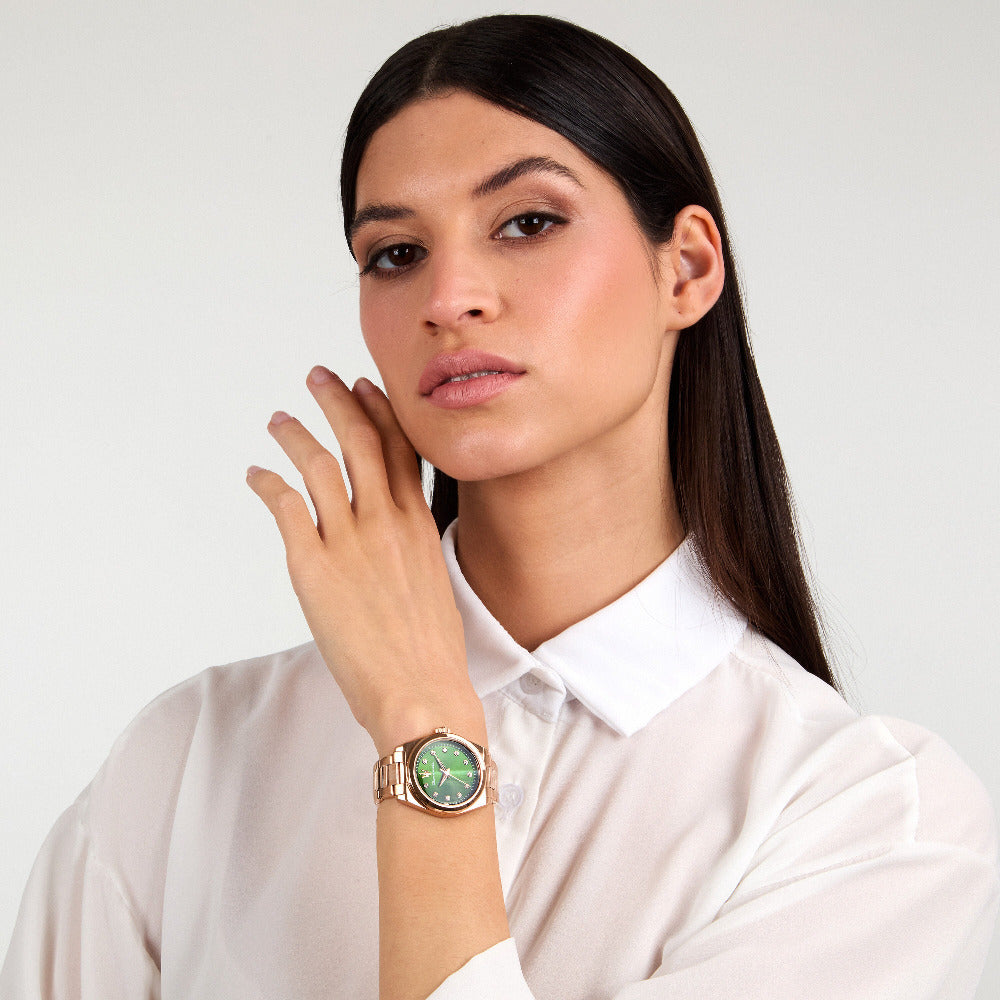 Stilvolle Quarzuhr mit Miyota 2035 Werk und 100 m Wasserdichte am handgelekt eines models it braunen haaren