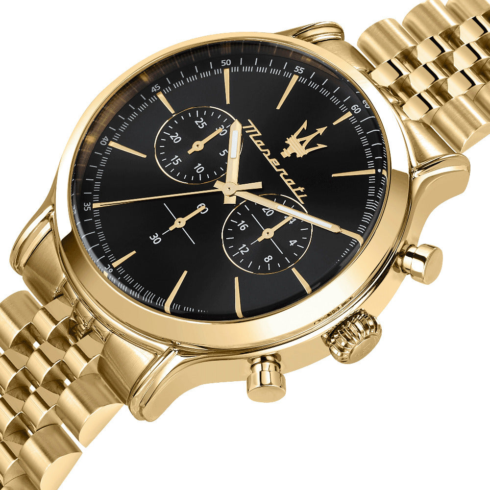 Maserati Epoca Vollgold Herrenuhr nahaufnme vom schwarzem zimmernblatt