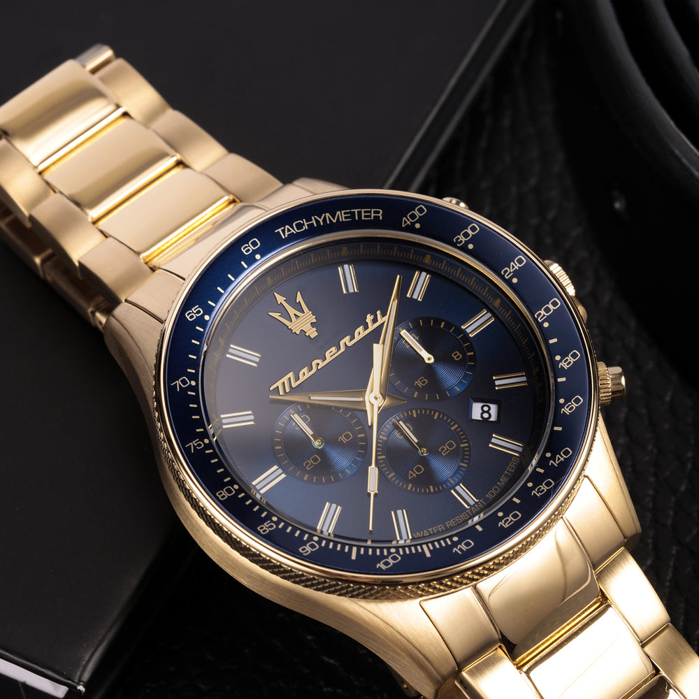 Maserati R8873640008 hingelegt auf einem schwarzen tisch mit goldenem gehäuse