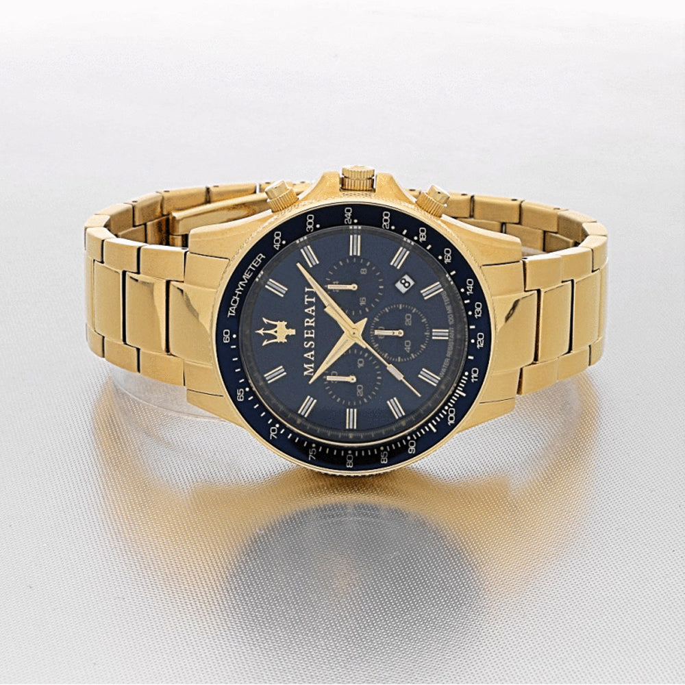 Liegent auf einem weissem Tischh der Maserati Sfinda Herrenuhr