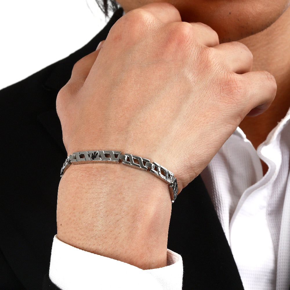 modelrnes Maserati Armband JM124AVD34 nahaufnahme am handgelenk von einem model