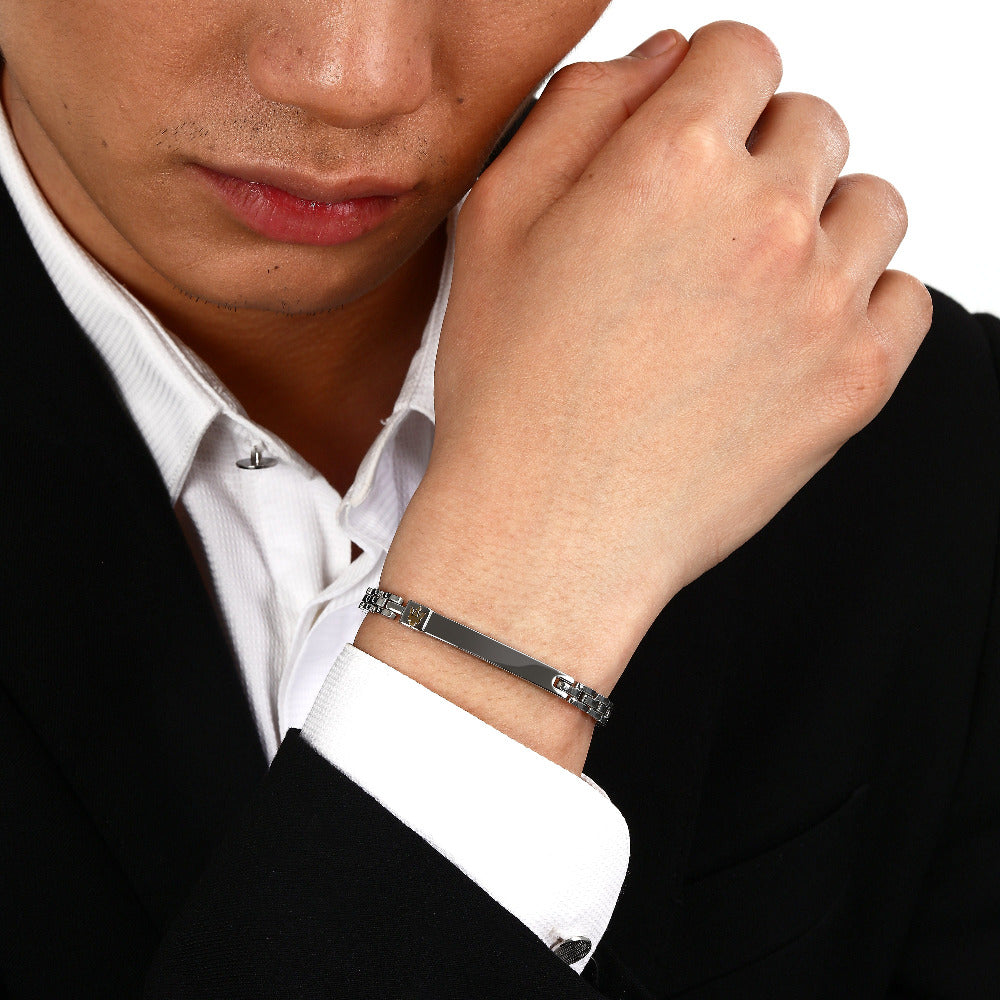 Dreizack-Emblem Maserati Armband nahaufnahme von dem Model in Edelstah