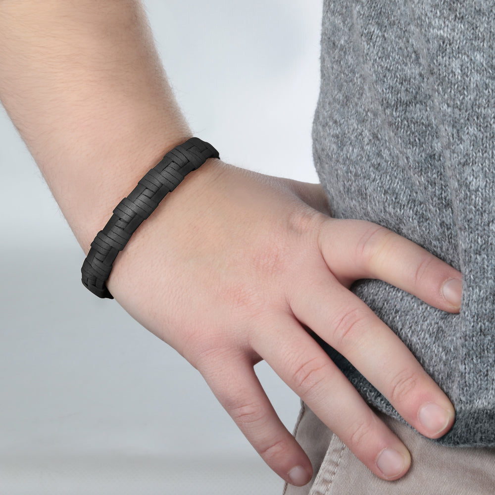 Maserati Lederarmband mit magnetverschluss in schwarz getragen