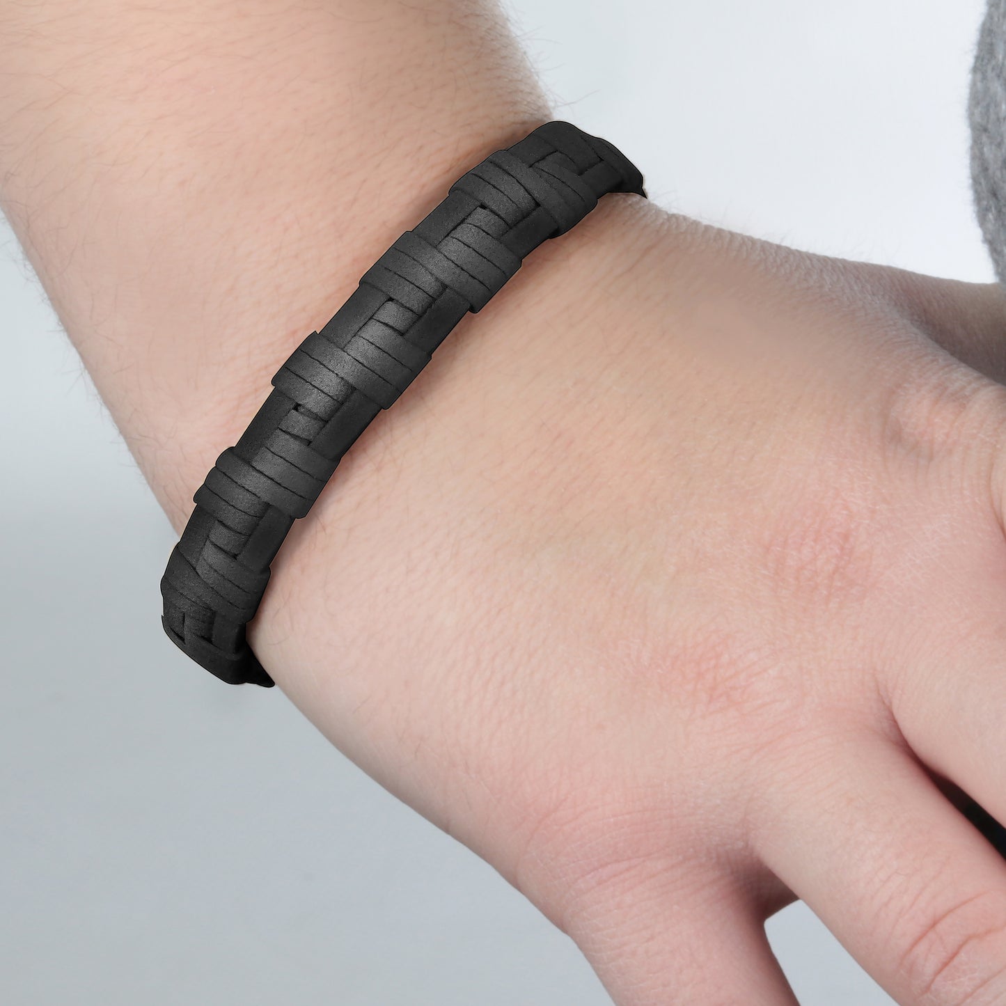 Maseratie jm218amf06 schwarzes Lederarmband in der nahaufnahme getragen