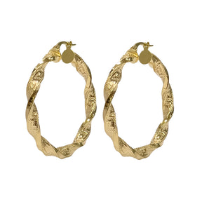 Nahaufnahme der gedrehten Versage Muster Ohrringe aus 14 Karat Gold