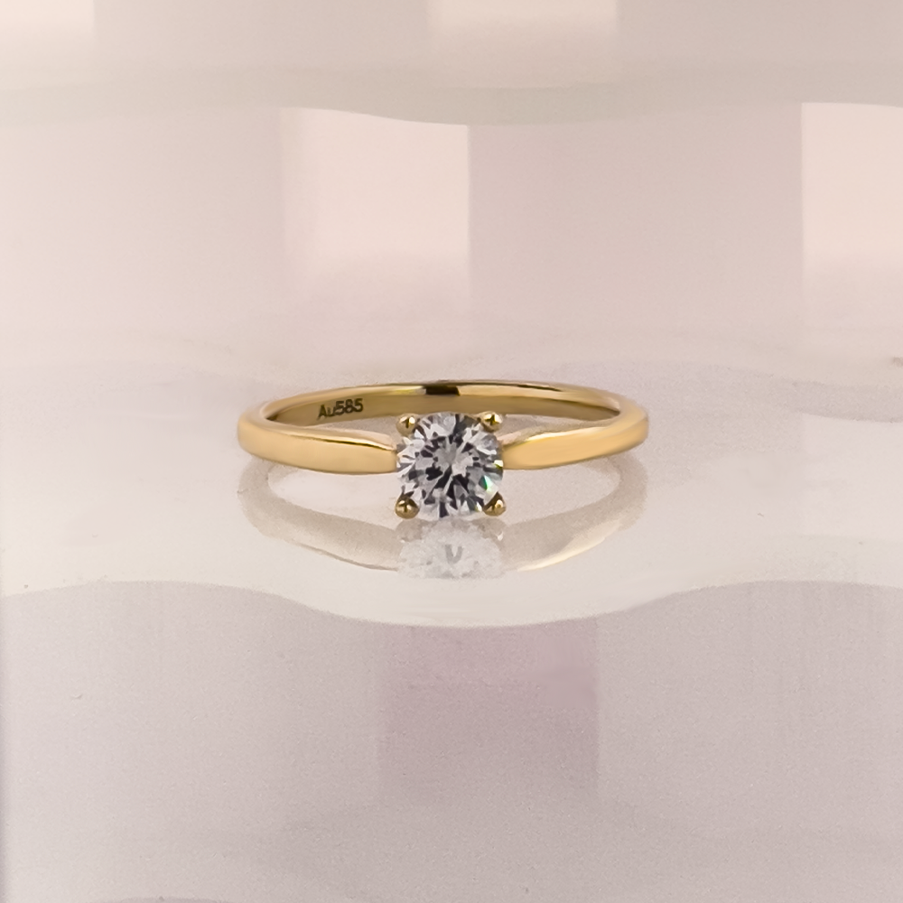 heller Hintergrund, in der Mitte ein gelbgoldring in 585/14 karat Gold mit einem funkelnden weissen Zirkonia stein in der Mitte der die Liebe symbolisiert