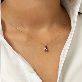 Tragebild amethyst Anhänger mit kette aus Gold an einem Hals