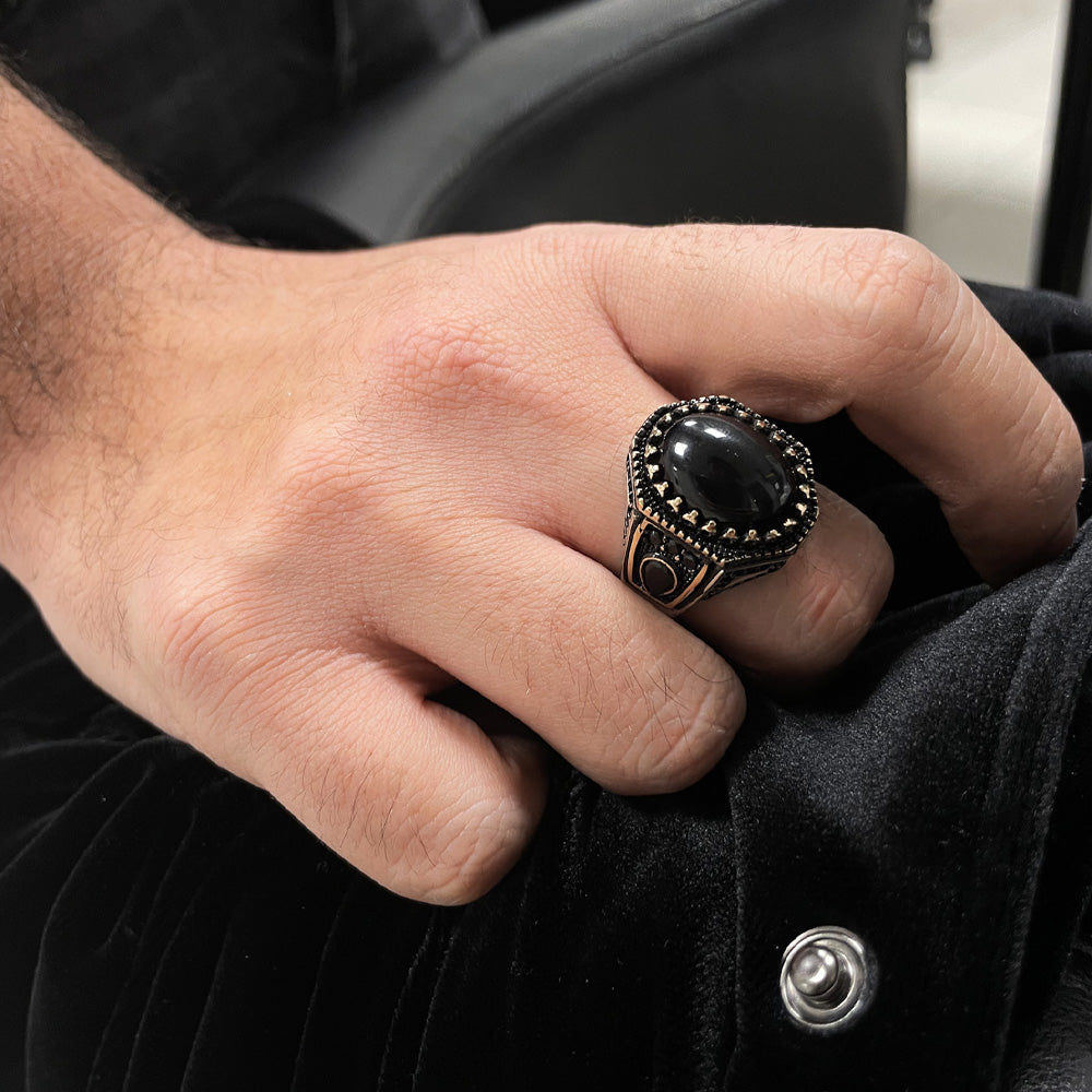 Herrenring aus 925 Sterling Silber mit grossem Onyx-Stein und Verzierungen. Traumbild  Real