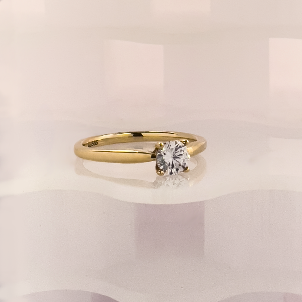 Ein Solitär Ring in Gelbgold 585/14 Karat Gold, seitlich geneigt aber liegend, der weisse Zirkonia ist  in einer 4er knappe gefasst